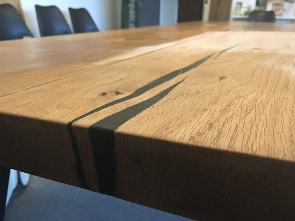 WoodFix knoestvuller in eikenhouten tafelblad