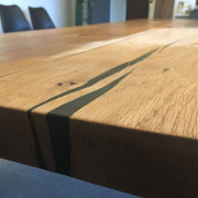 WoodFix knoestvuller in eikenhouten tafelblad