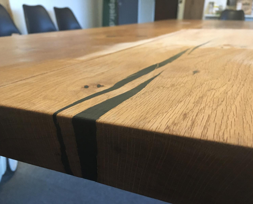 WoodFix knoestvuller in eikenhouten tafelblad